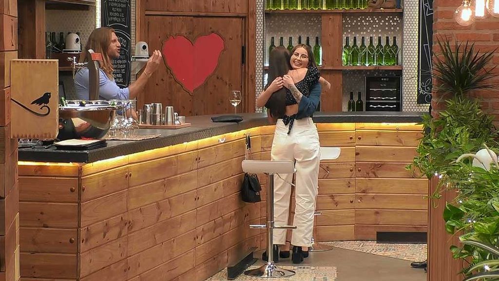 Carla y Ana durante su cita en 'First Dates'