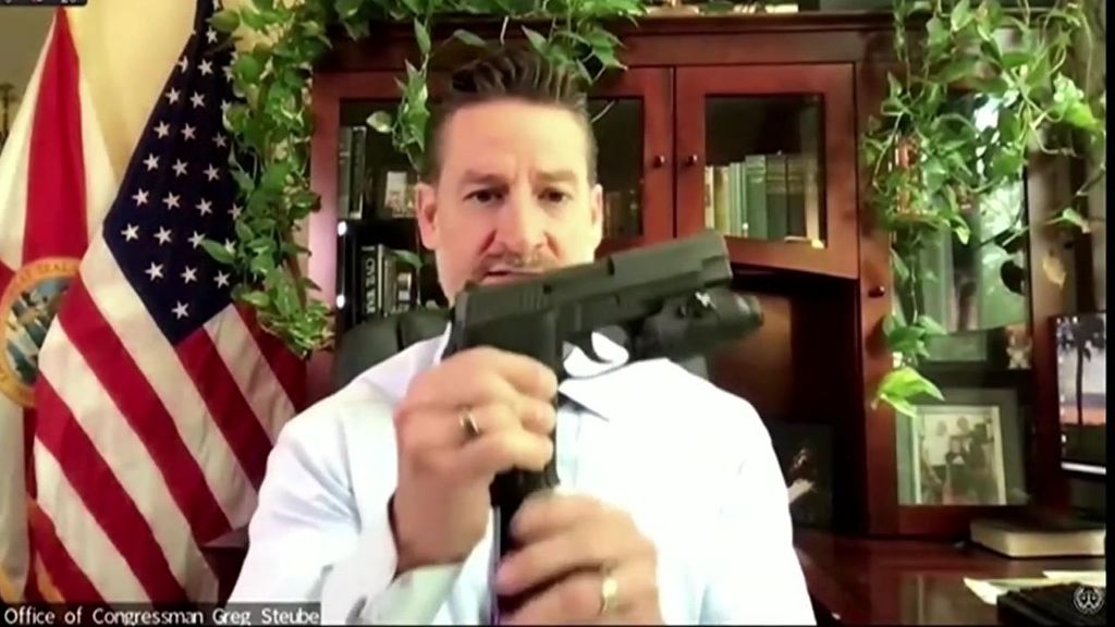 El congresista republicano Greg Steube, se muestra contrario al control de armas mostrando el arsenal que guarda en su casa