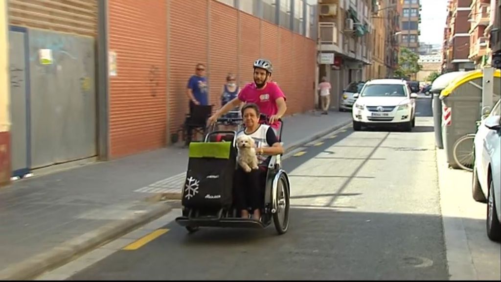 El tuk tuk, un medio de transporte que deleita a las personas mayores en Valencia