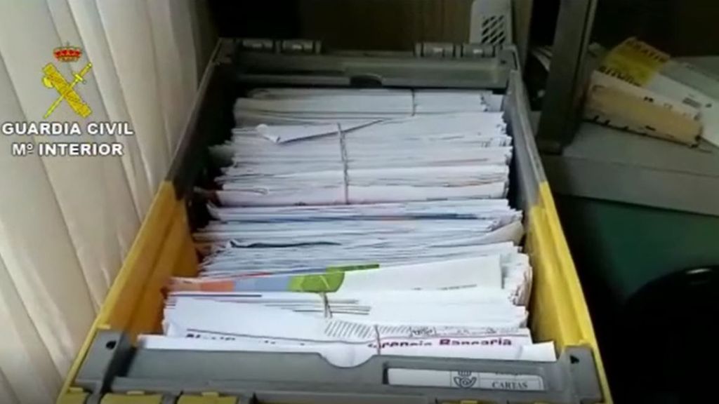 Encuentran 20.000 cartas sin entregar en la antigua casa de Alicante de un trabajador de Correos