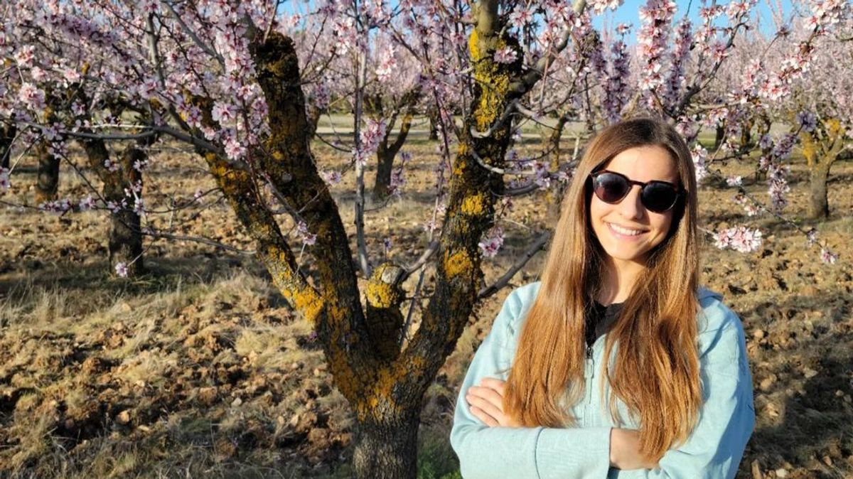 Irene Nonay, agricultora de 29 años, junto a sus almendros