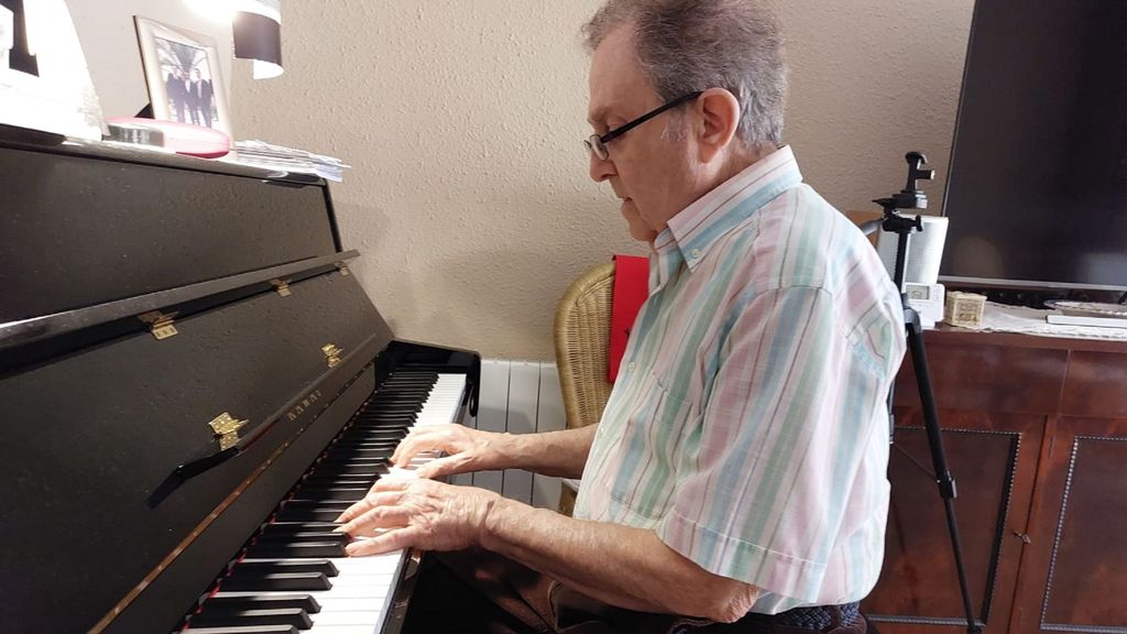 José María practica con su piano cada día