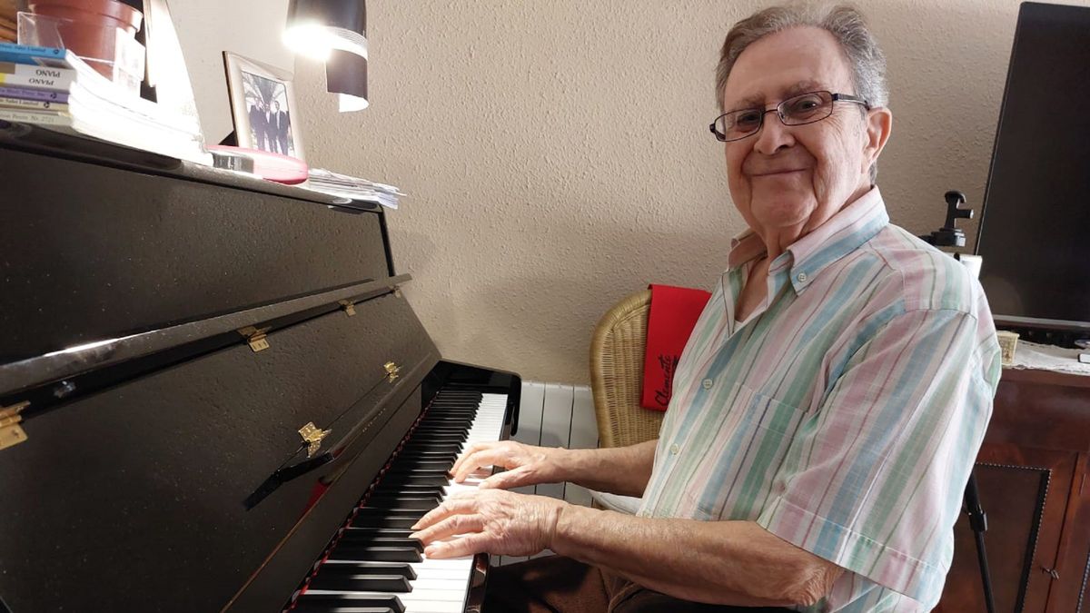 José María toma clases de piano online a los 85 años