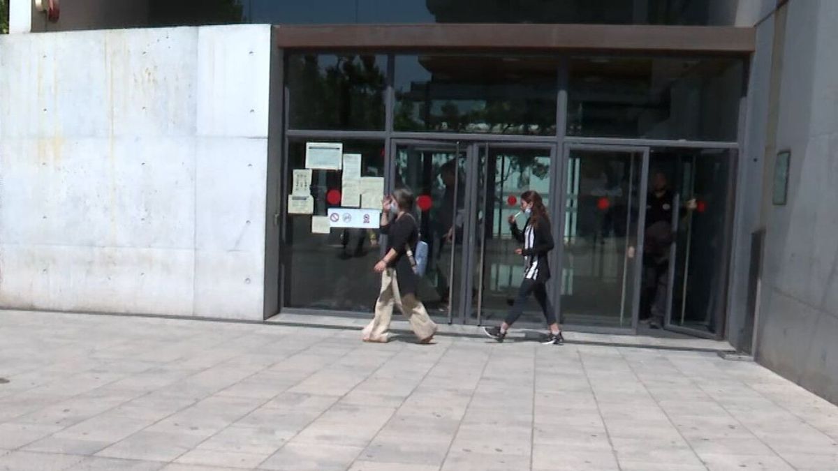 La expareja saliendo del juzgado La expareja saliendo del juzgado