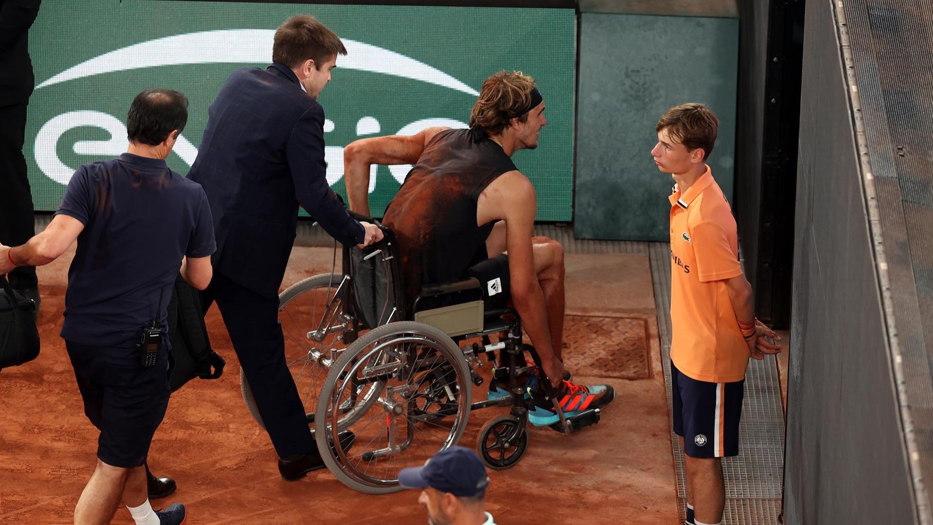 La lesión de Alexander Zverev ante Rafa Nadal en Roland Garros: obligado a abandonar en silla de ruedas