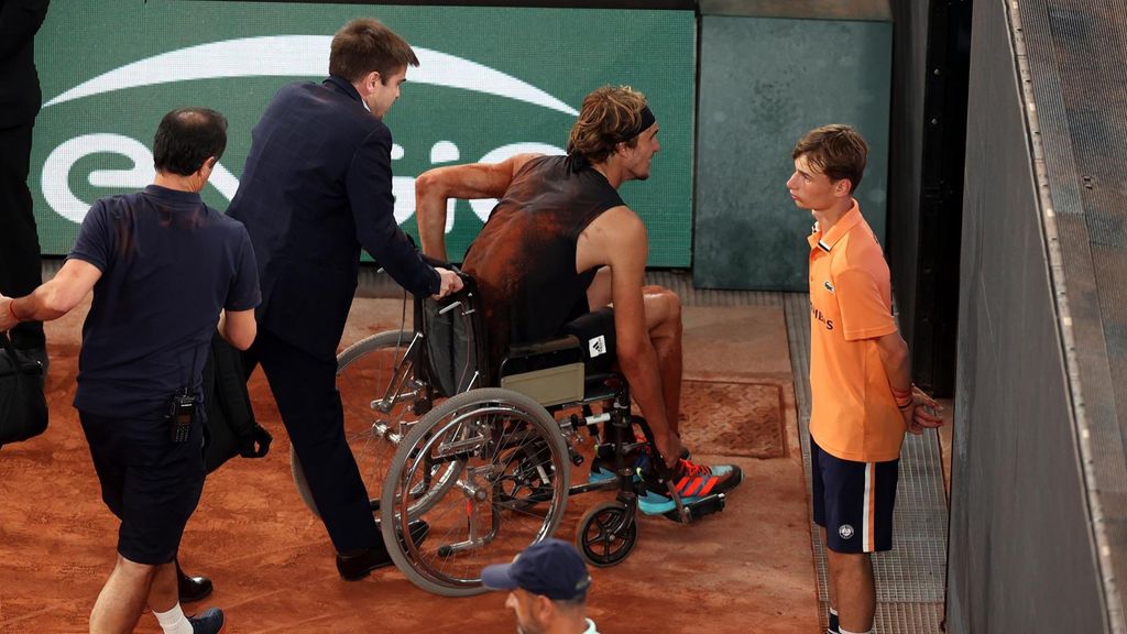 La lesión de Alexander Zverev ante Rafa Nadal en Roland Garros: obligado a abandonar en silla de ruedas