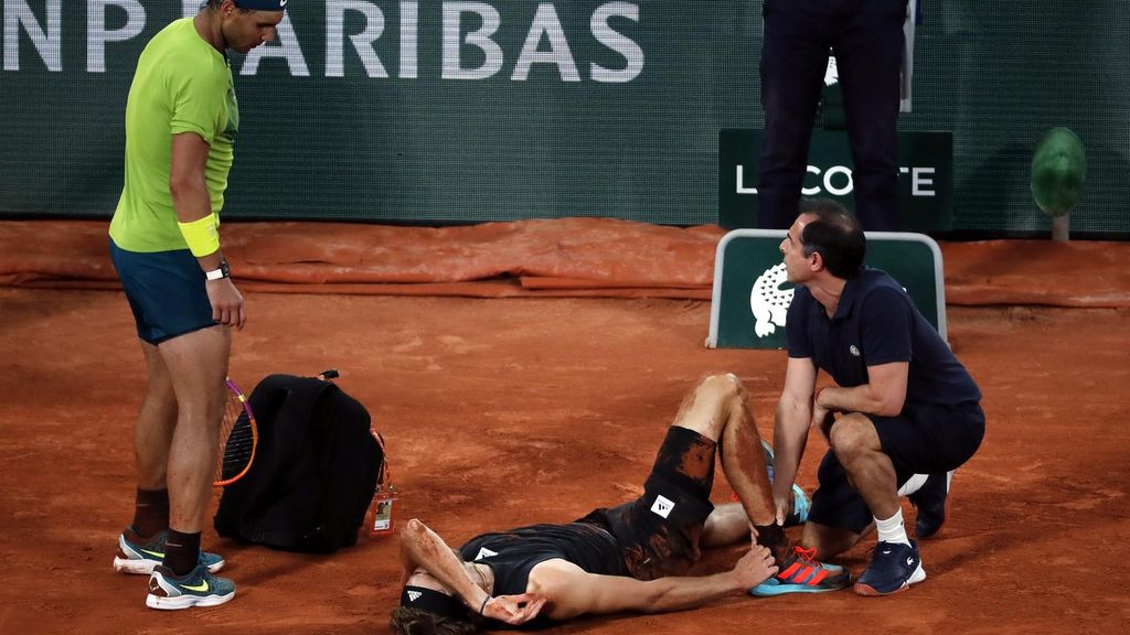 La lesión de Alexander Zverev ante Rafa Nadal en Roland Garros: obligado a abandonar en silla de ruedas