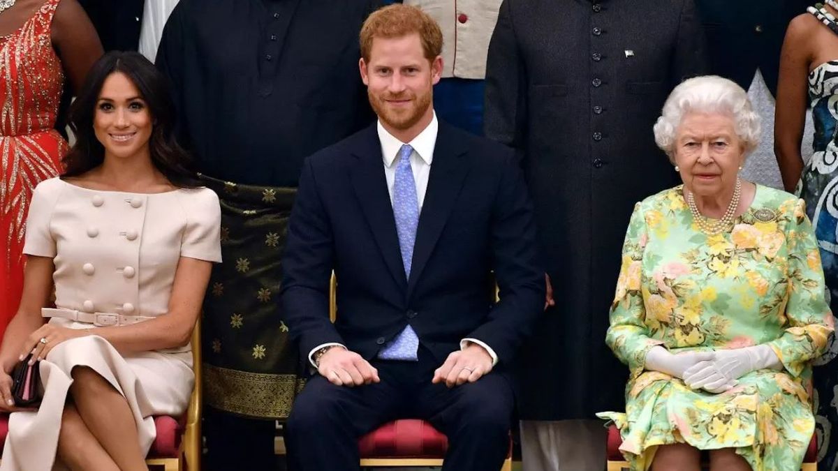 La reina Isabel II en una de las pocas imágenes junto al príncipe Harry y su esposa Meghan Markle