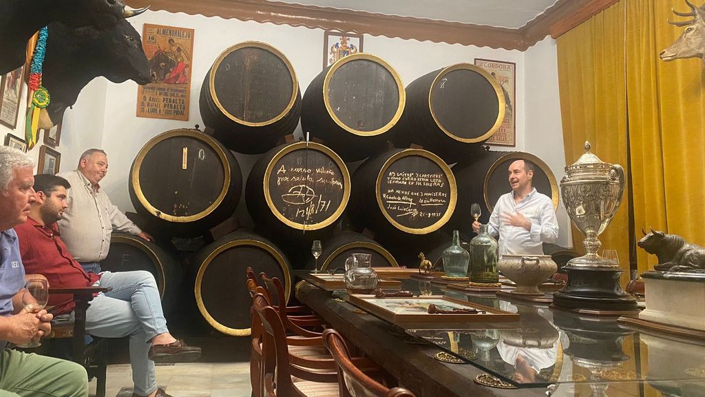 Juanma del Rey haciendo la cata de la bota cero en La Sacristía