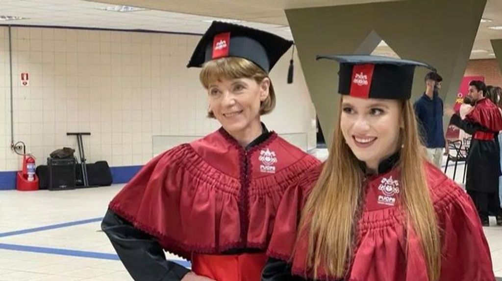 Madre e hija se gradúan juntas