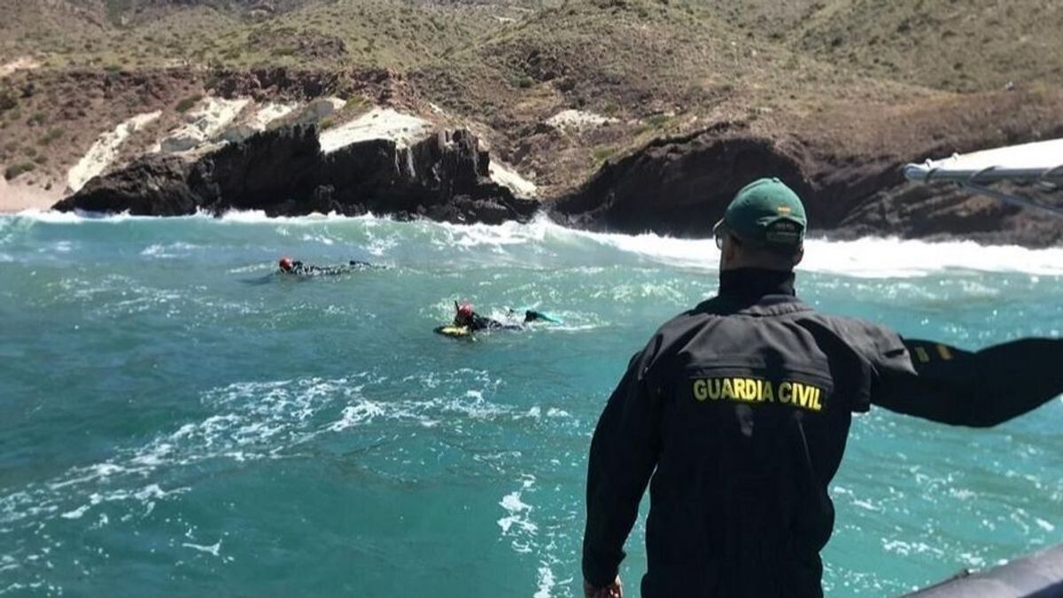 Muere un bañista tras saltar en una zona de rocas en una playa de Nerja, en Málaga