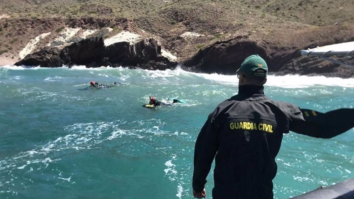 Muere un joven de 18 años tras saltar desde unas rocas en una playa de Nerja Muere un joven de 18 años tras saltar desde unas rocas en una playa de Nerja