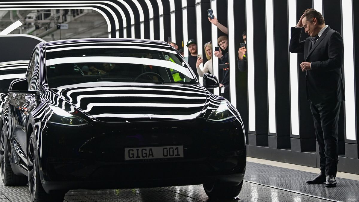 Musk avanza su intención de recortar un 10% la plantilla de Tesla Musk avanza su intención de recortar un 10% la plantilla de Tesla
