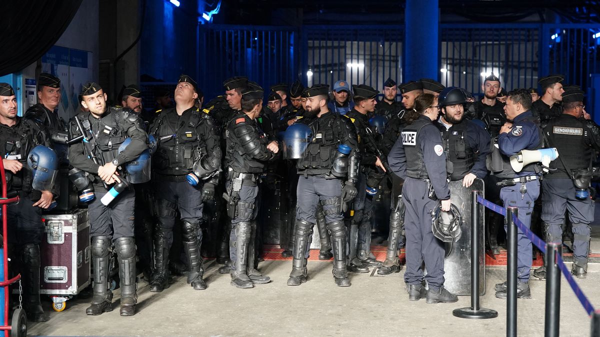 Policías franceses junto al Stade de France de París Policías franceses junto al Stade de France de París
