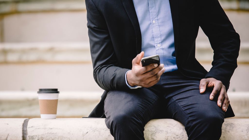 ¿Puede tu jefe espiarte el Whatsapp si el móvil es de la empresa?