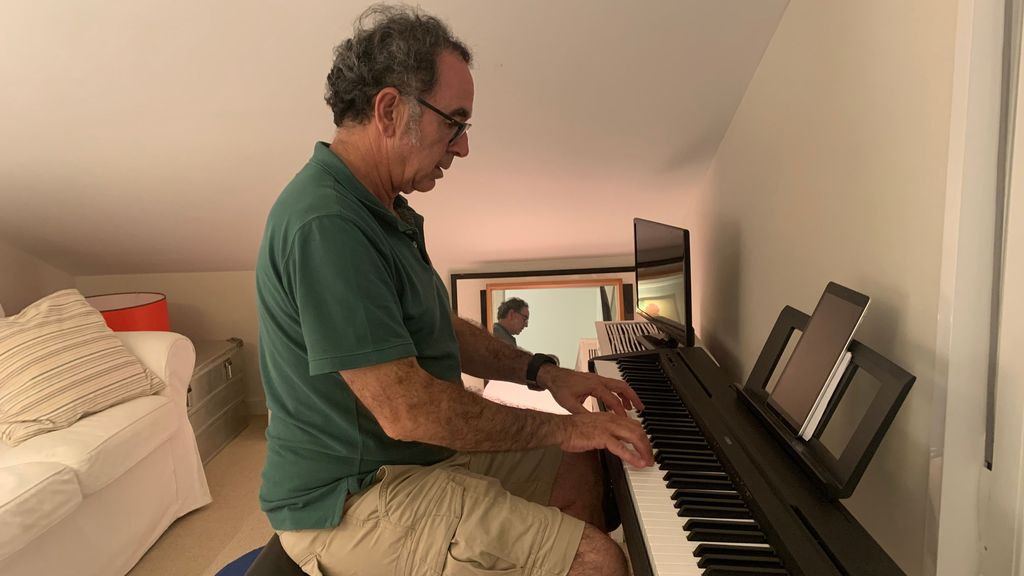 Roberto no tenía conocimientos de piano cuando comenzó a dar clases