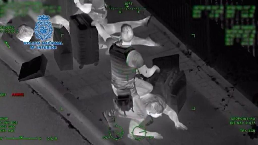 Tres detenidos cargados con bolsas de dinero tras una persecución de más de 30 kilómetros por la costa malagueña