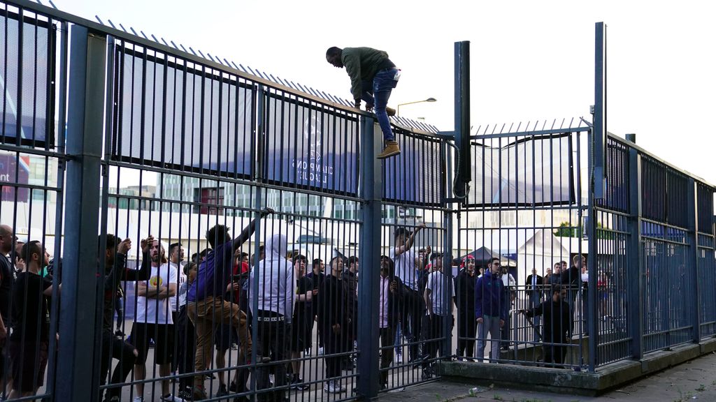 Un hombre colándose en el Stade de France