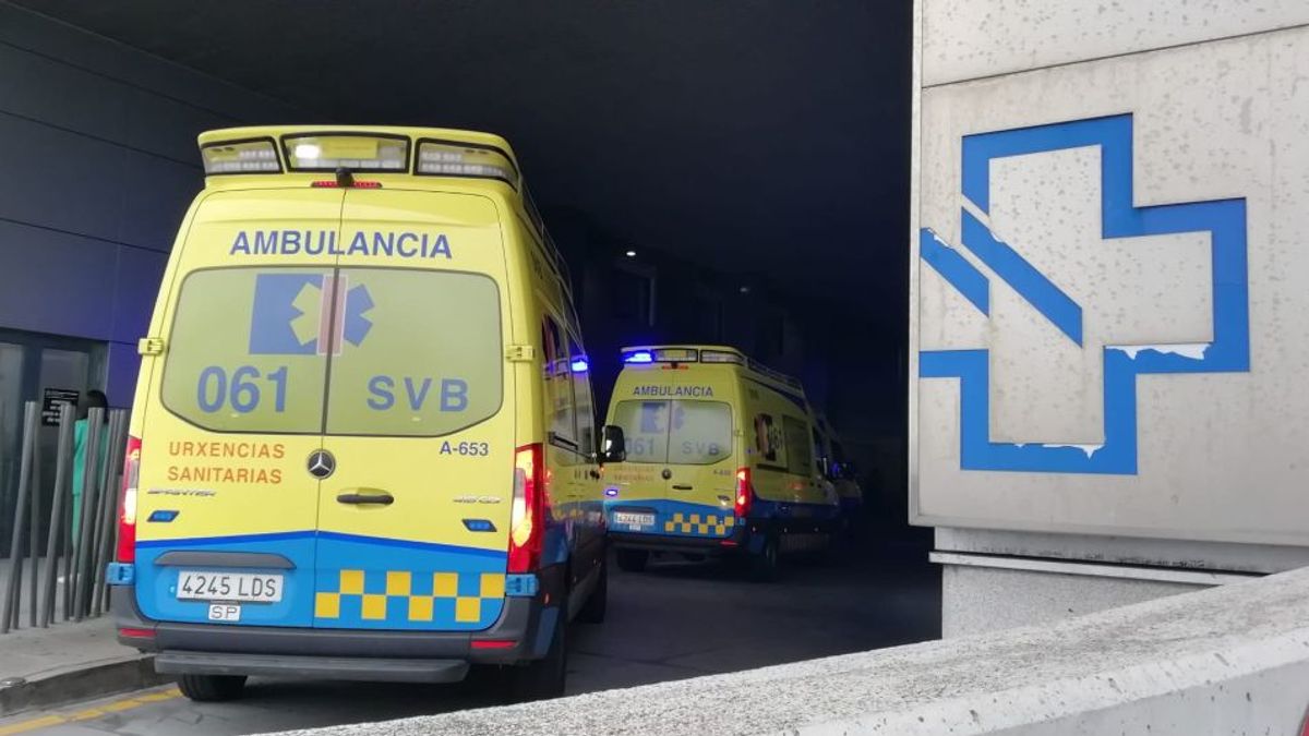 Una ambulancia en el Hospital de A Coruña, en una imagen de archivo. Una ambulancia en el Hospital de A Coruña, en una imagen de archivo.