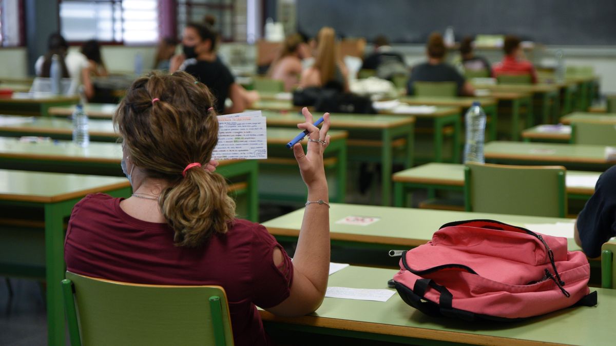 Una estudiante en uno de los exámenes de la selectividad 2021 Una estudiante en uno de los exámenes de la selectividad 2021