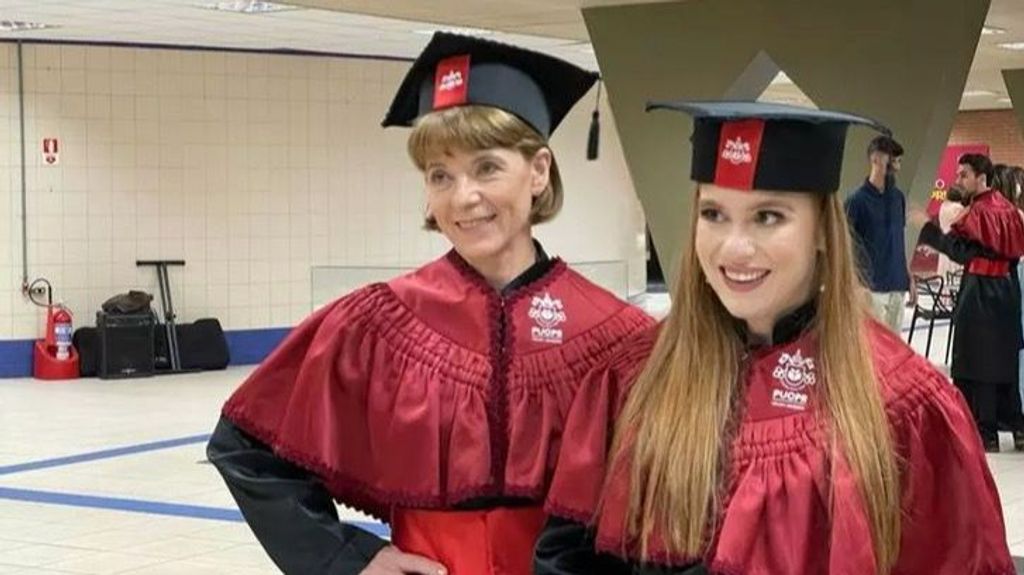 Una madre se gradúa con su hija con parálisis cerebral en la carrera de derecho