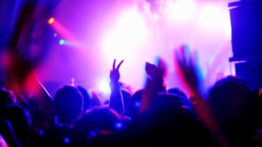 Alerta en Francia: denuncian que desconocidos pinchan a mujeres en las discotecas