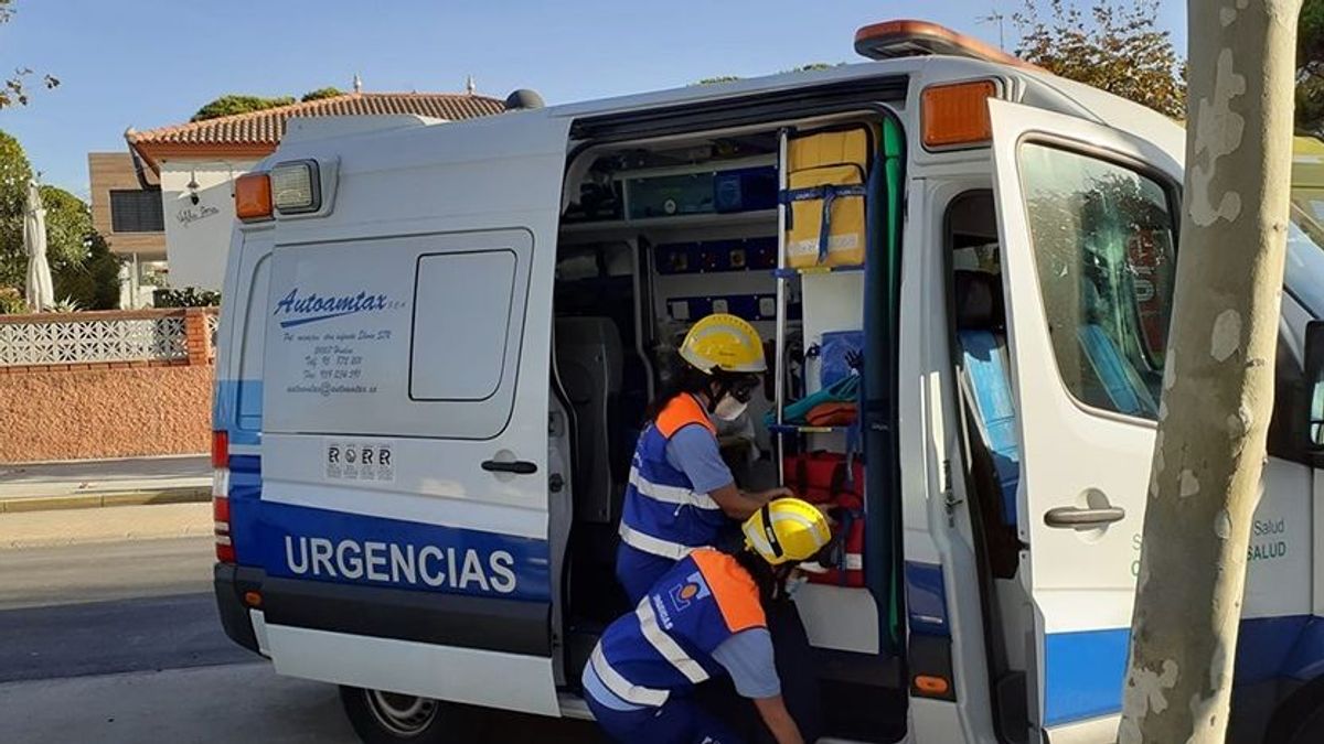 EuropaPress 4387268 dos sanitarios atencion ambulancia (1) EuropaPress 4387268 dos sanitarios atencion ambulancia (1)