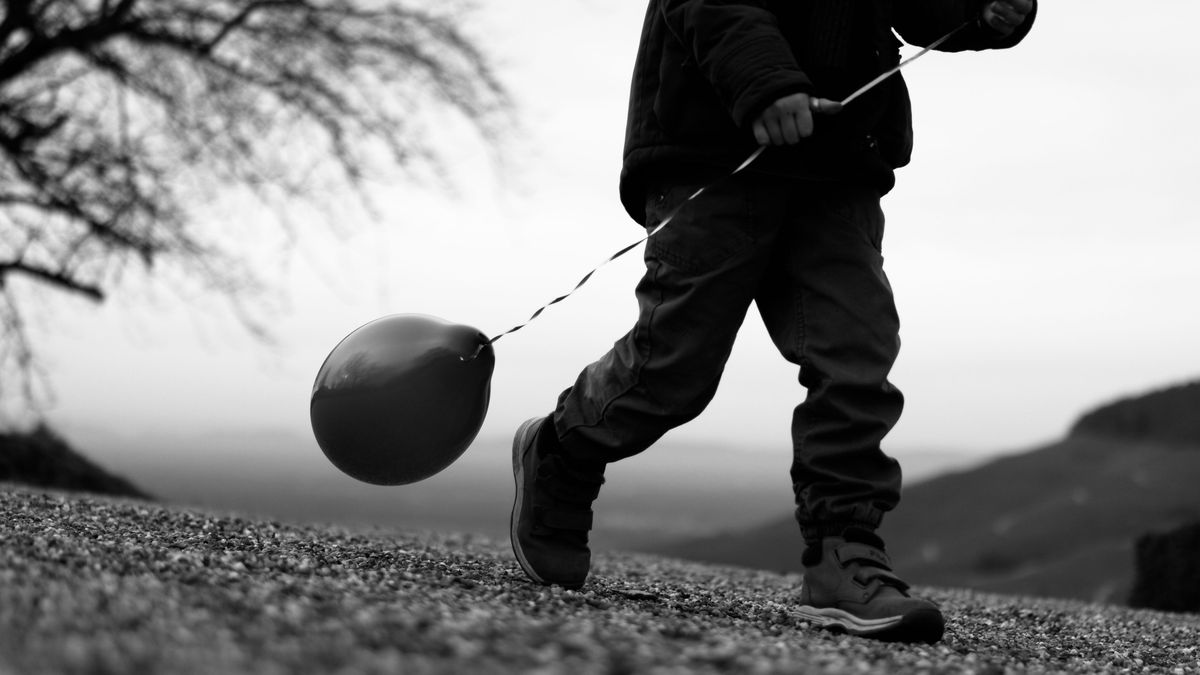 Imagen de archivo de un niño con un globo