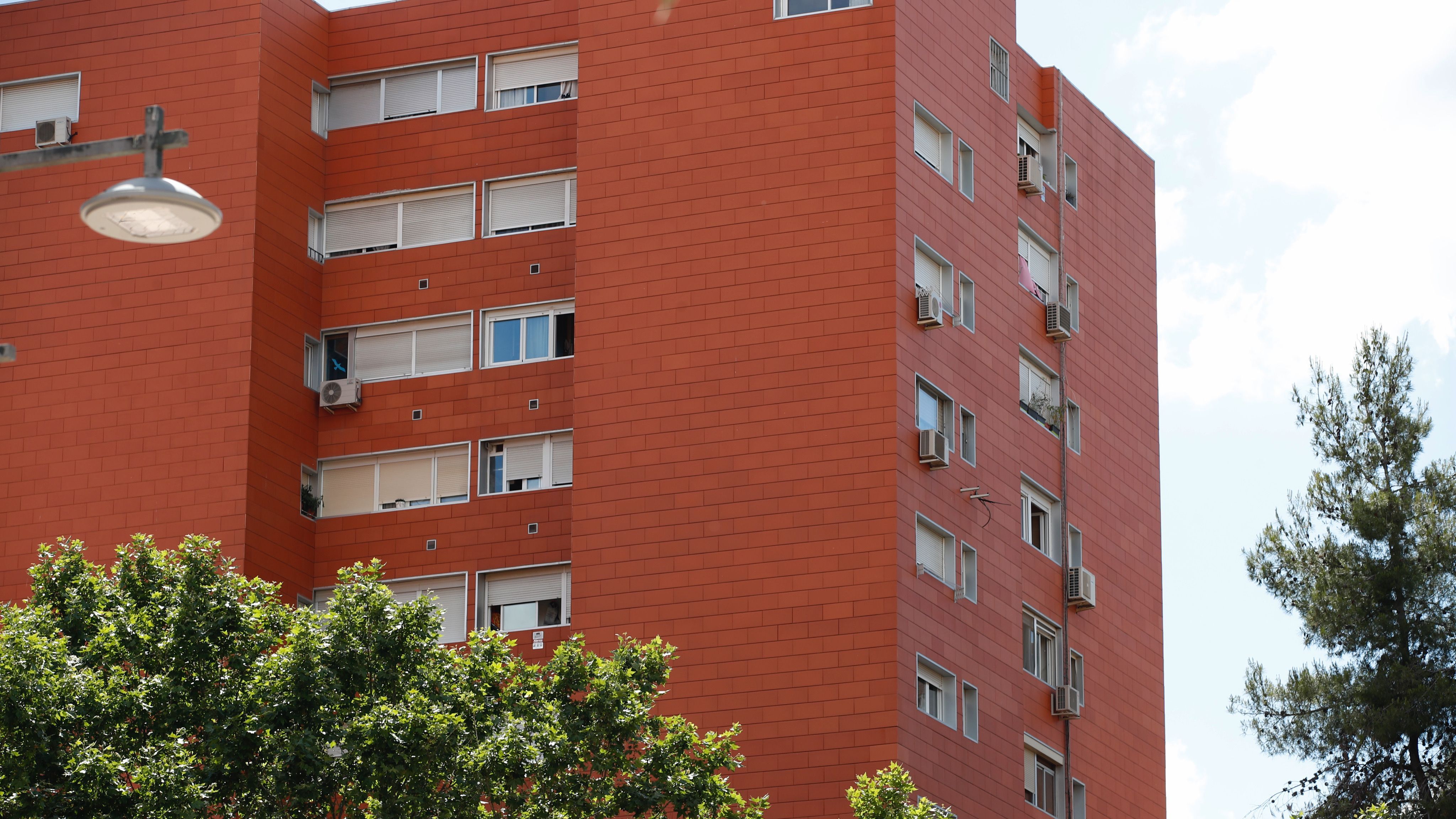 La policía negocia con el hombre atrincherado con su hija menor en Coslada
