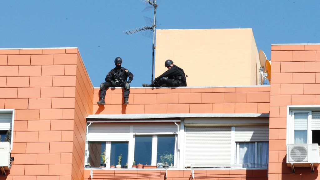 Un hombre se atrinchera armado con su hija en su casa de Coslada: el dispositivo policial, en imágenes