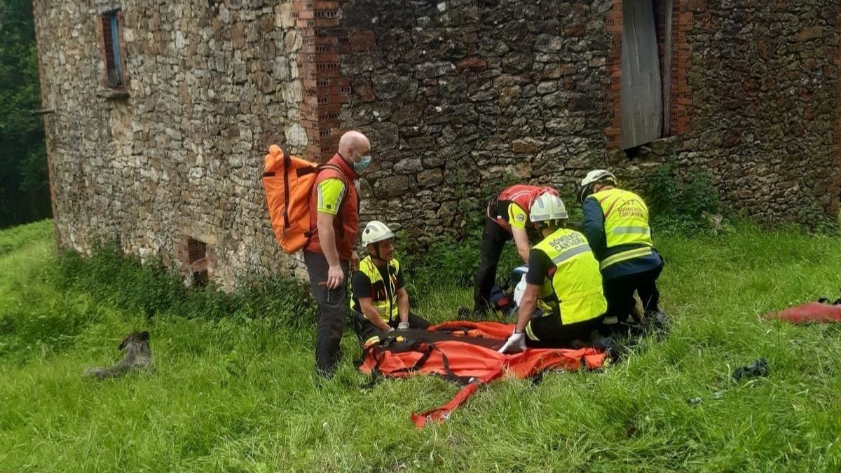 Rescate a un hombre tras romperse una pierna Rescate a un hombre tras romperse una pierna