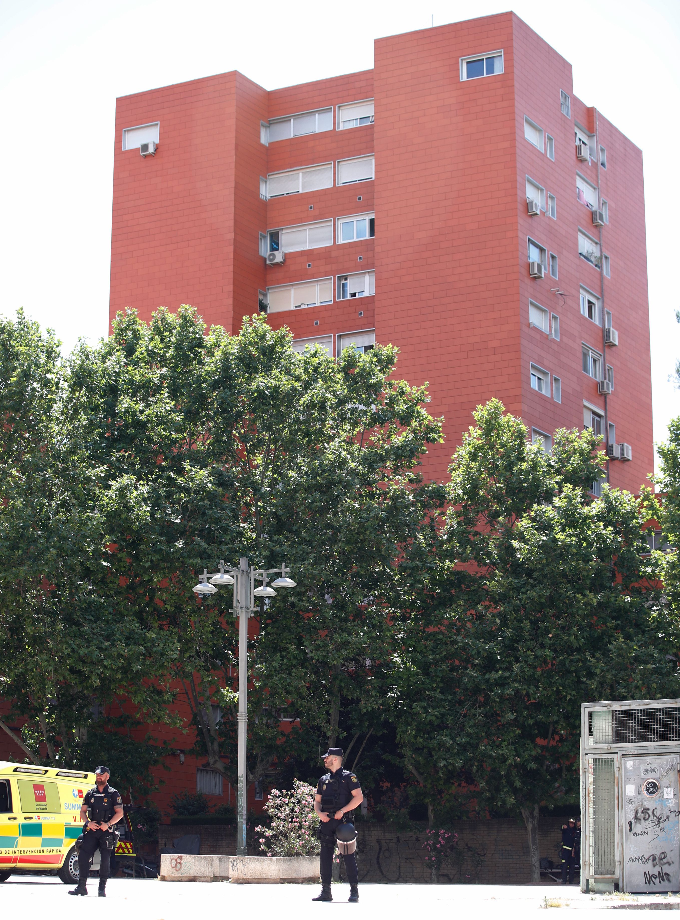 Un hombre se atrinchera armado con su hija en su casa de Coslada: el dispositivo policial, en imágenes