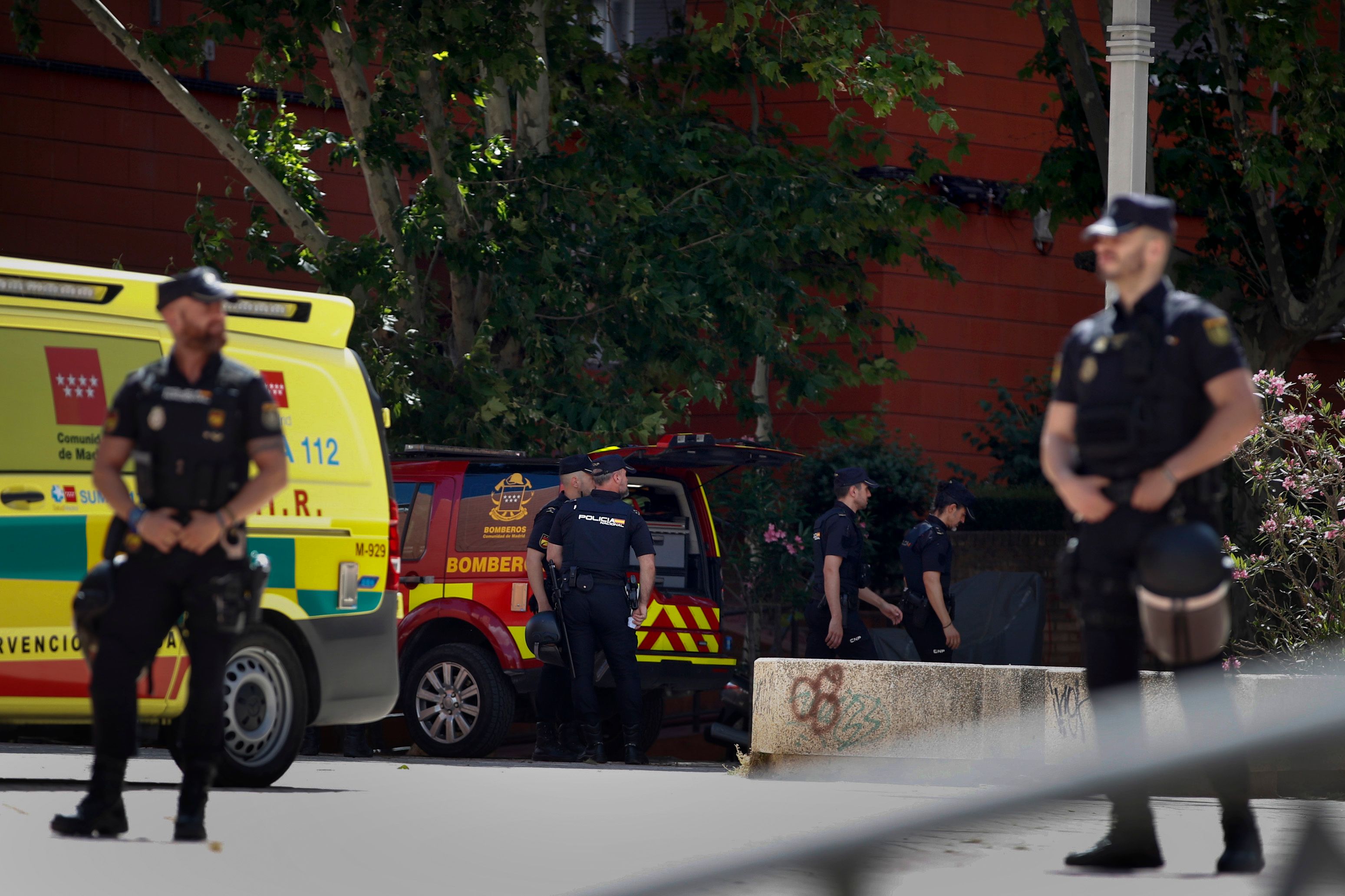 Un hombre se atrinchera armado con su hija en su casa de Coslada: el dispositivo policial, en imágenes