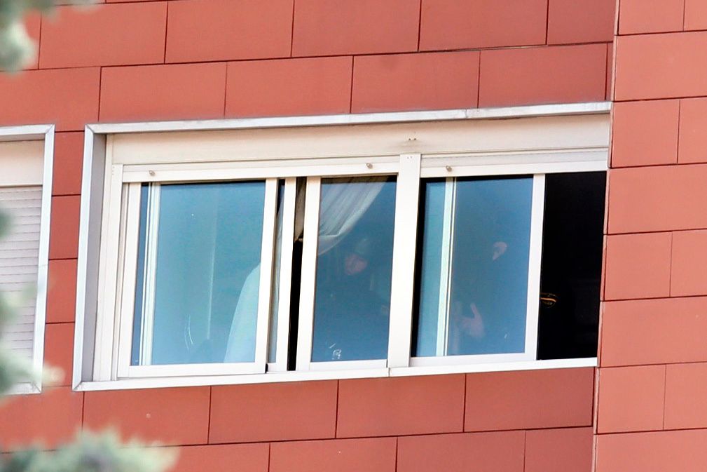 Un hombre se atrinchera armado con su hija en su casa de Coslada: el dispositivo policial, en imágenes