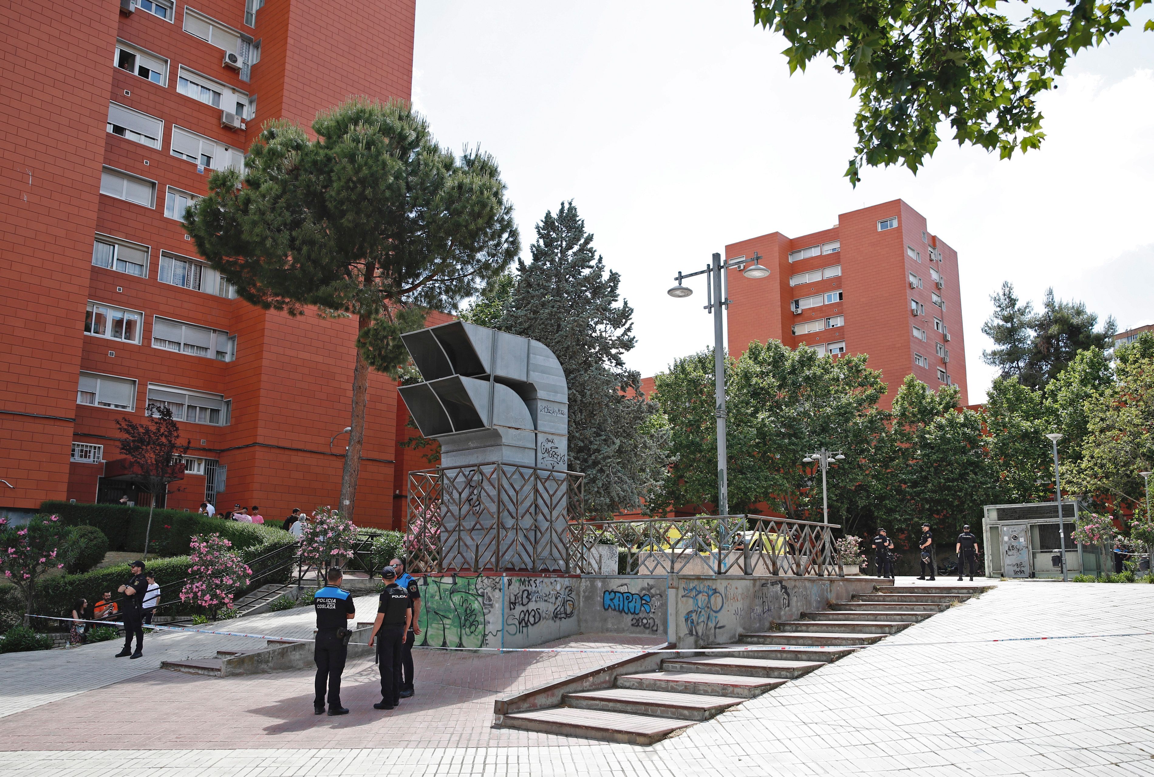 Un hombre se atrinchera armado con su hija en su casa de Coslada: el dispositivo policial, en imágenes