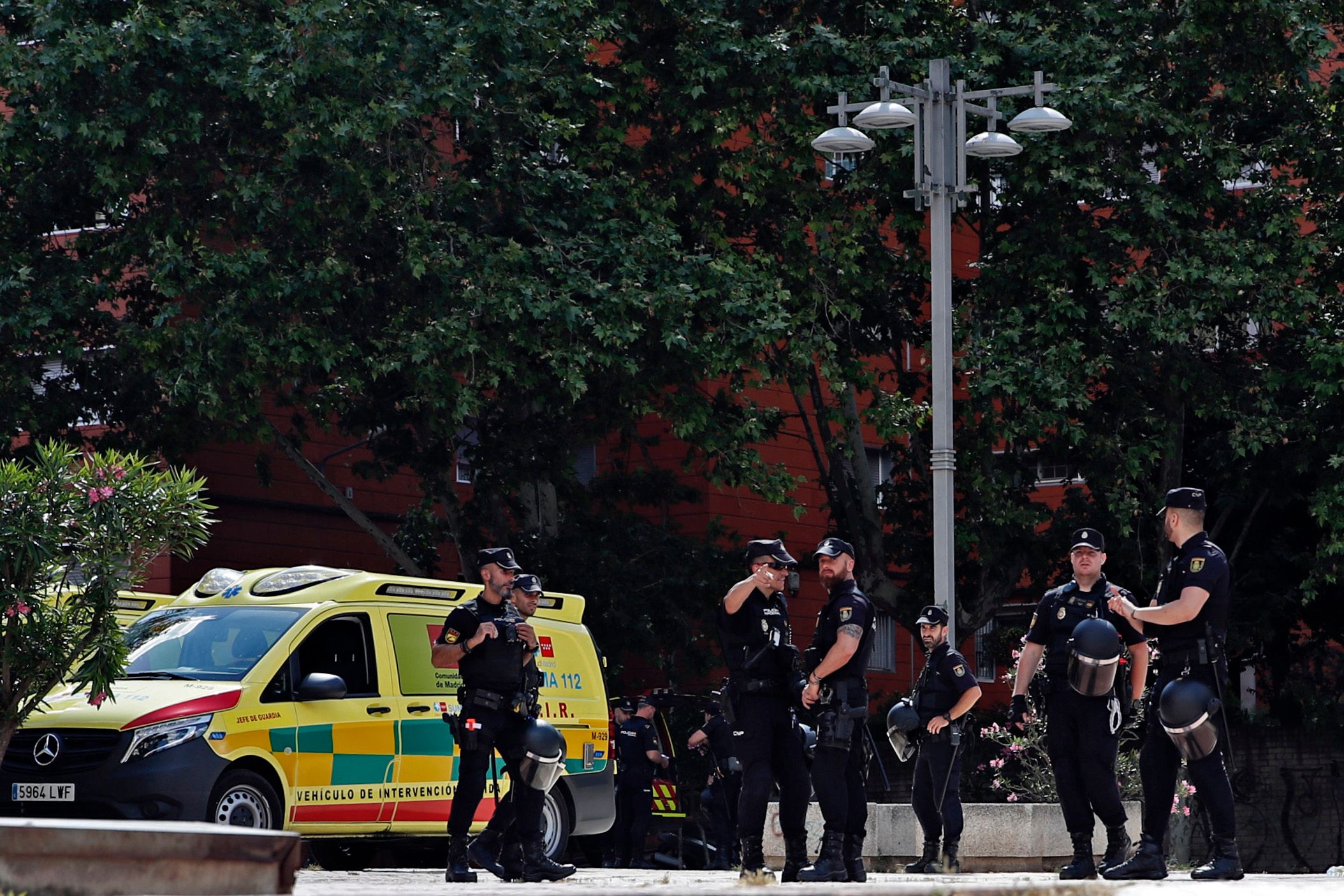 Un hombre se atrinchera armado con su hija en su casa de Coslada: el dispositivo policial, en imágenes