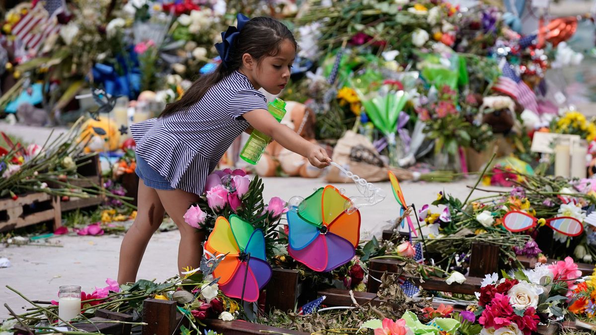 Una niña en el memorial para las víctimas de la masacre del colegio Robb de Uvalde, Texas Una niña en el memorial para las víctimas de la masacre del colegio Robb de Uvalde, Texas