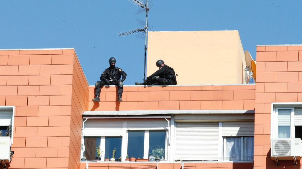 La Policía libera a la niña retenida por su padre con un cuchillo en un piso de Coslada CAD