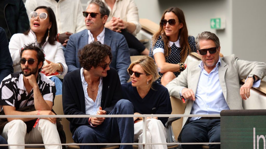 Los actores Oli Green, Hugh Grant y Sienna Miller