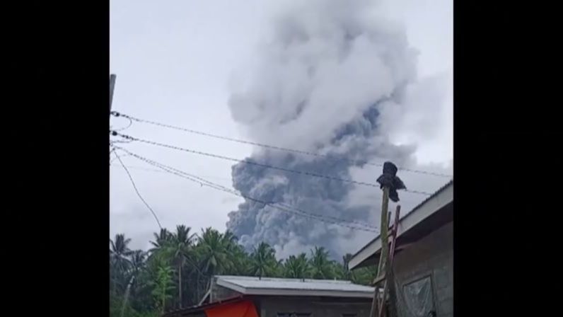El volcán Bulusán de Filipinas entra erupción: más de 60 familias han sido evacuadas