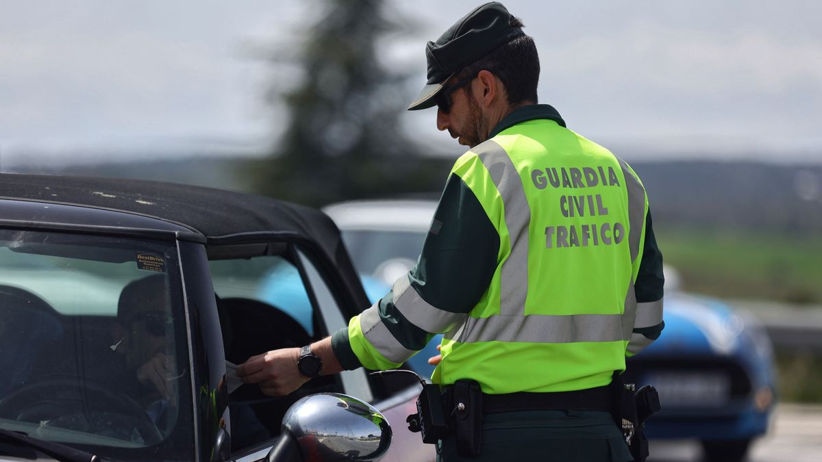 EuropaPress 4415957 agente guardia civil pide documentacion conductor control trafico kilometro EuropaPress 4415957 agente guardia civil pide documentacion conductor control trafico kilometro