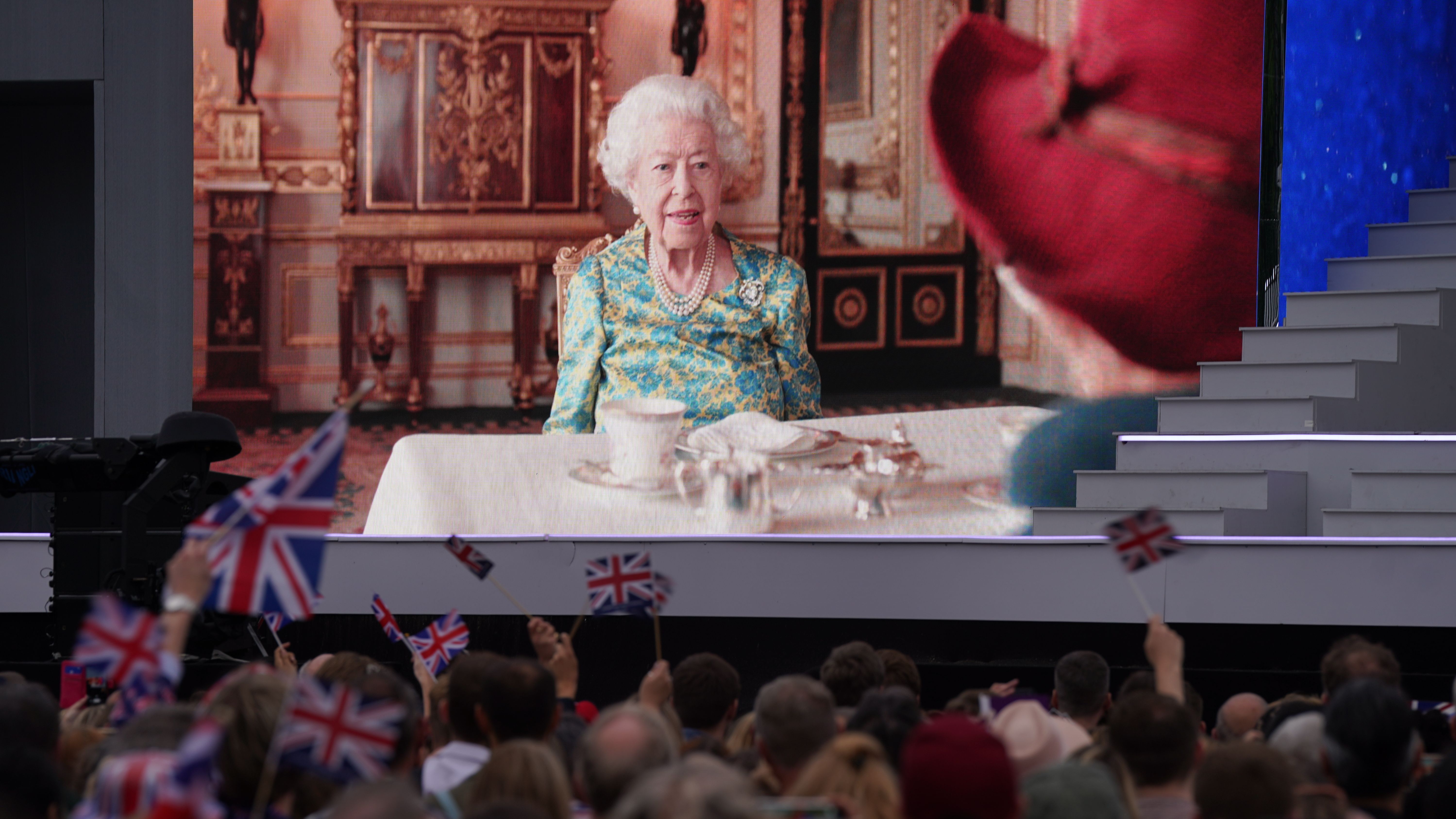 La reina Isabel y el oso Paddington toman el té al ritmo de 'We will rock you' antes del gran concierto del Jubileo