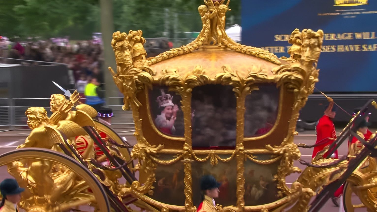 Isabel II asiste al desfile de Londres por sus 70 años de reinado convertida en holograma