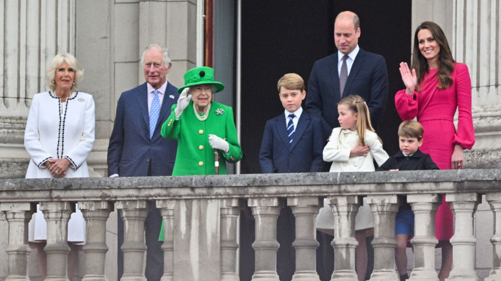 Isabel II reaparece para clausurar los actos del jubileo por sus 70 años en el trono