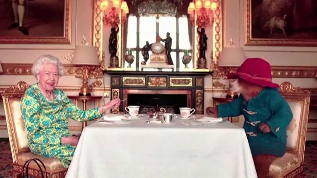 Isabel II y el osito Paddington toman el té en un divertido vídeo viral