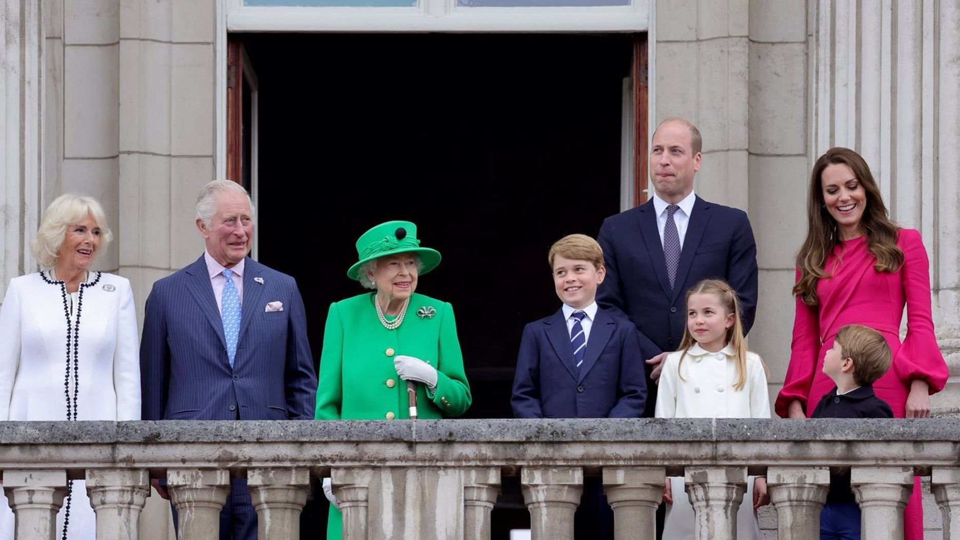 La familia real ha saludado a la multitud congregada frente al Palacio de Buckingham en una breve aparición