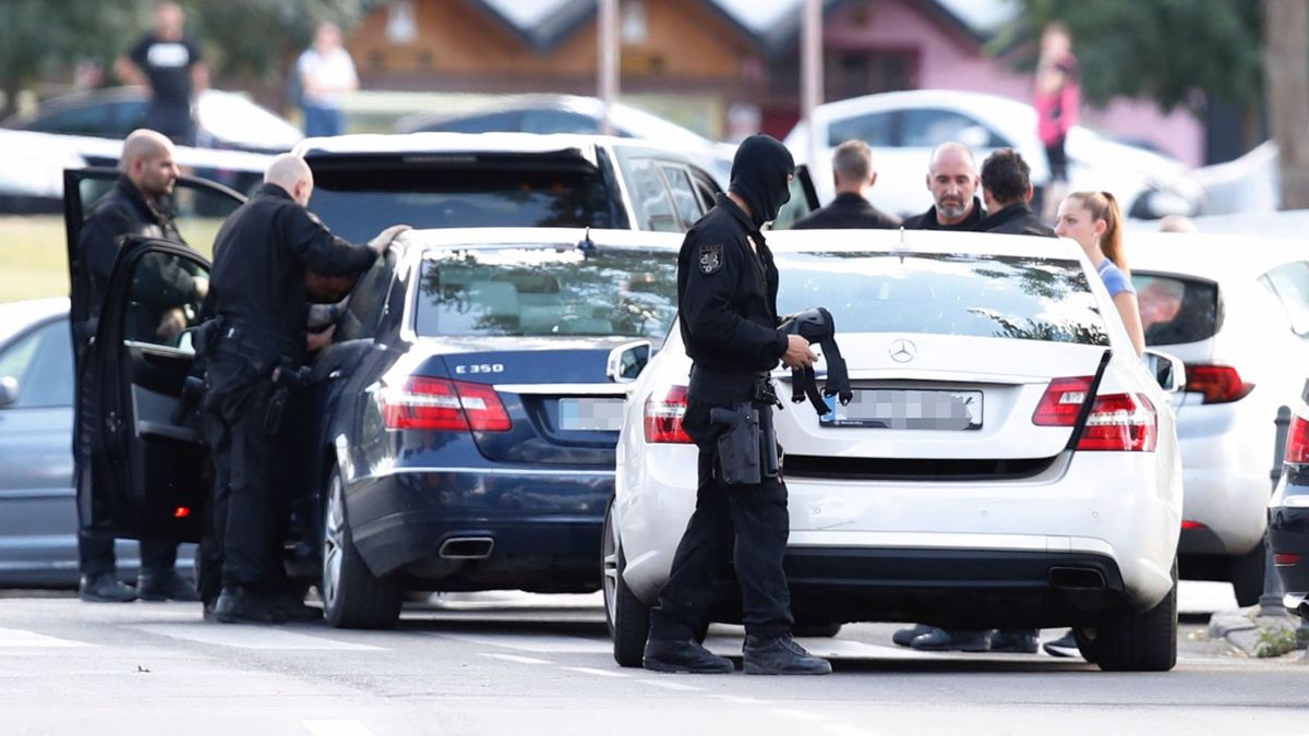 La Policía Nacional ha detenido al hombre que se ha atrincherado este sábado en su vivienda en Coslada (Madrid) junto a una de sus hijas, menor de edad La Policía Nacional ha detenido al hombre que se ha atrincherado este sábado en su vivienda en Coslada (Madrid) junto a una de sus hijas, menor de edad