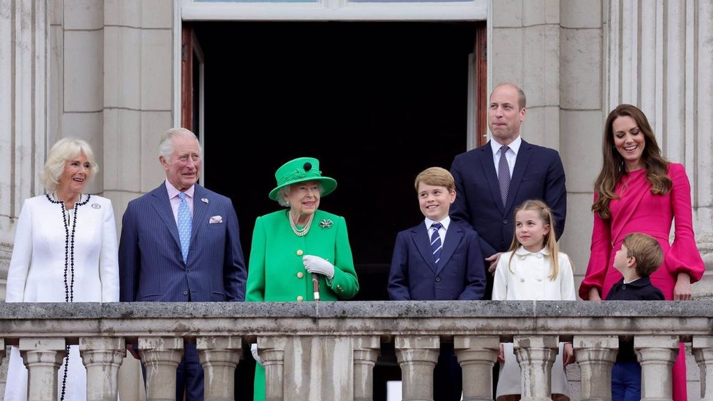 Isabel II aparece en el balcón del Palacio Buckingham