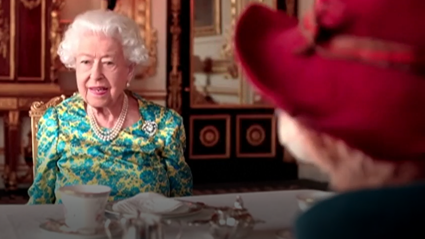La reina Isabel II con el oso Paddington