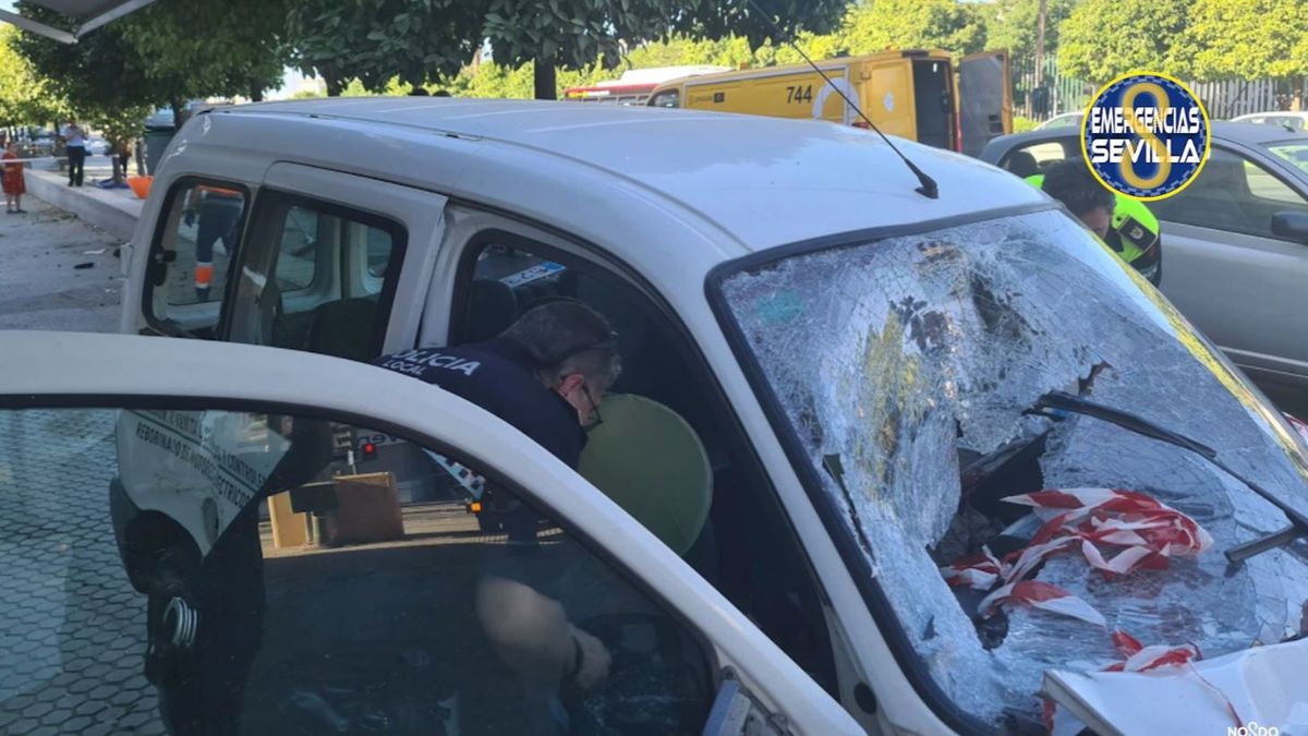 Muere un conductor y una mujer resulta herida tras chocar su coche con varios contenedores en Sevilla